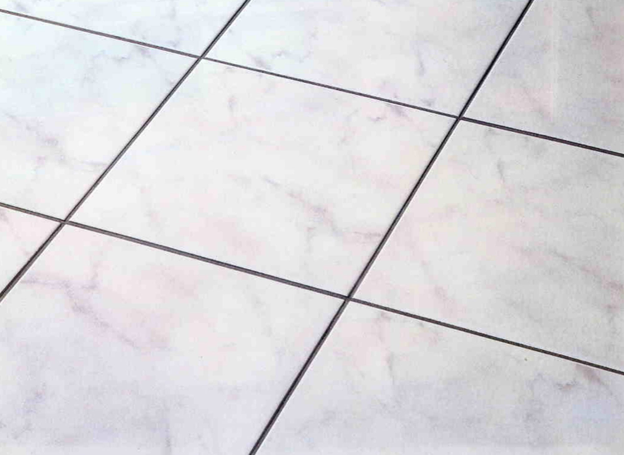 写真01　シルクスクリーン印刷でつくられた床タイル「ビアンコソフィア」（1998年発売）