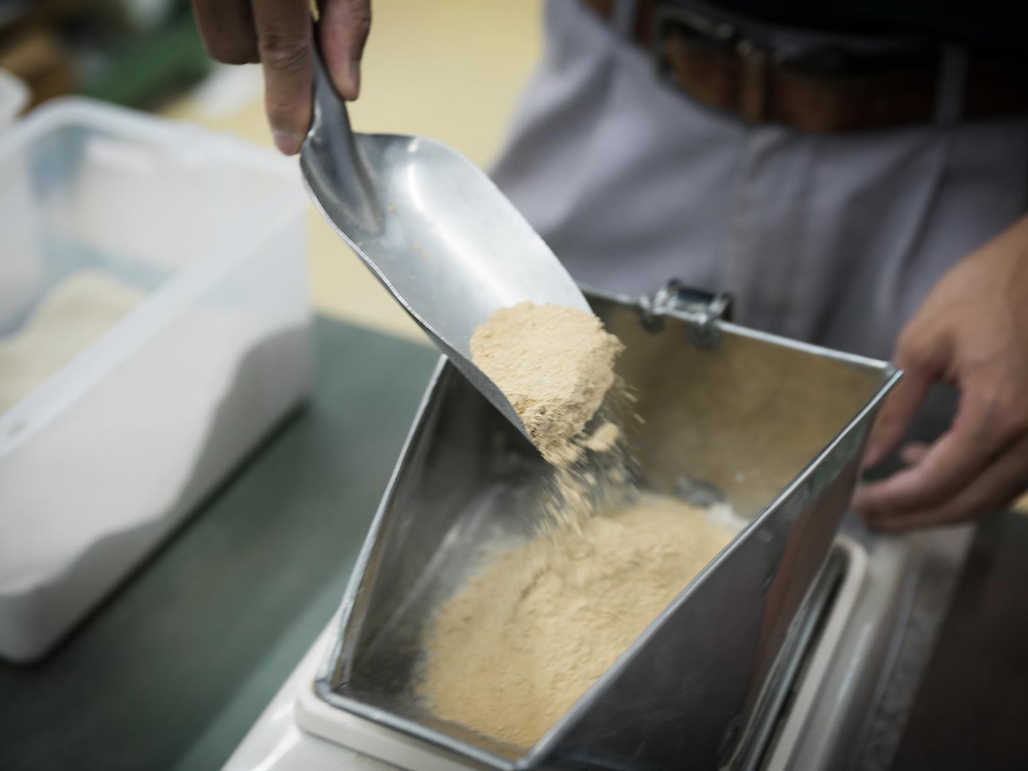 製品に求められる色や質感を表現するため、土や顔料の調合を変えながら多くのサンプルが作られる
