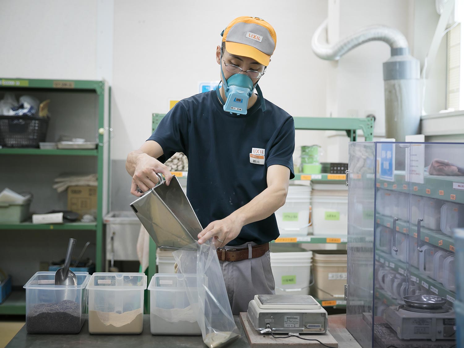 製品に求められる色や質感を表現するため、土や顔料の調合を変えながら多くのサンプルが作られる