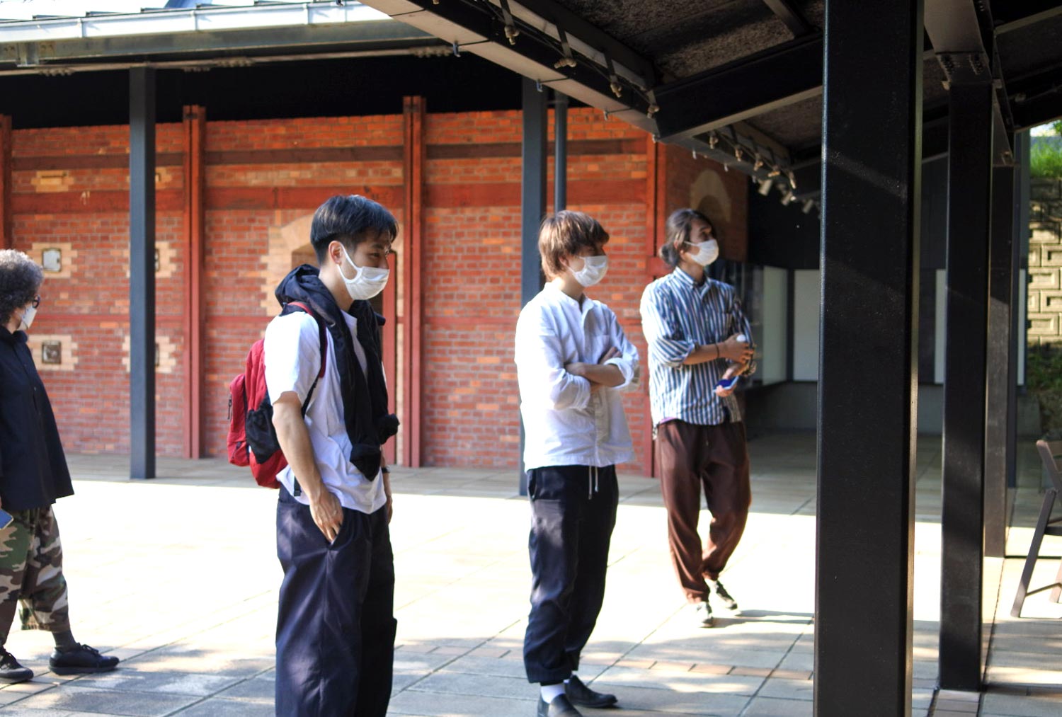 常滑市北条の「北条陶房」を見学。常滑焼伝統工芸士/常滑市無形文化財の清水源二(陶号：北條)さんの手により、土が見る見るうちに急須にかわる。胴の壁の薄さに驚く二人。