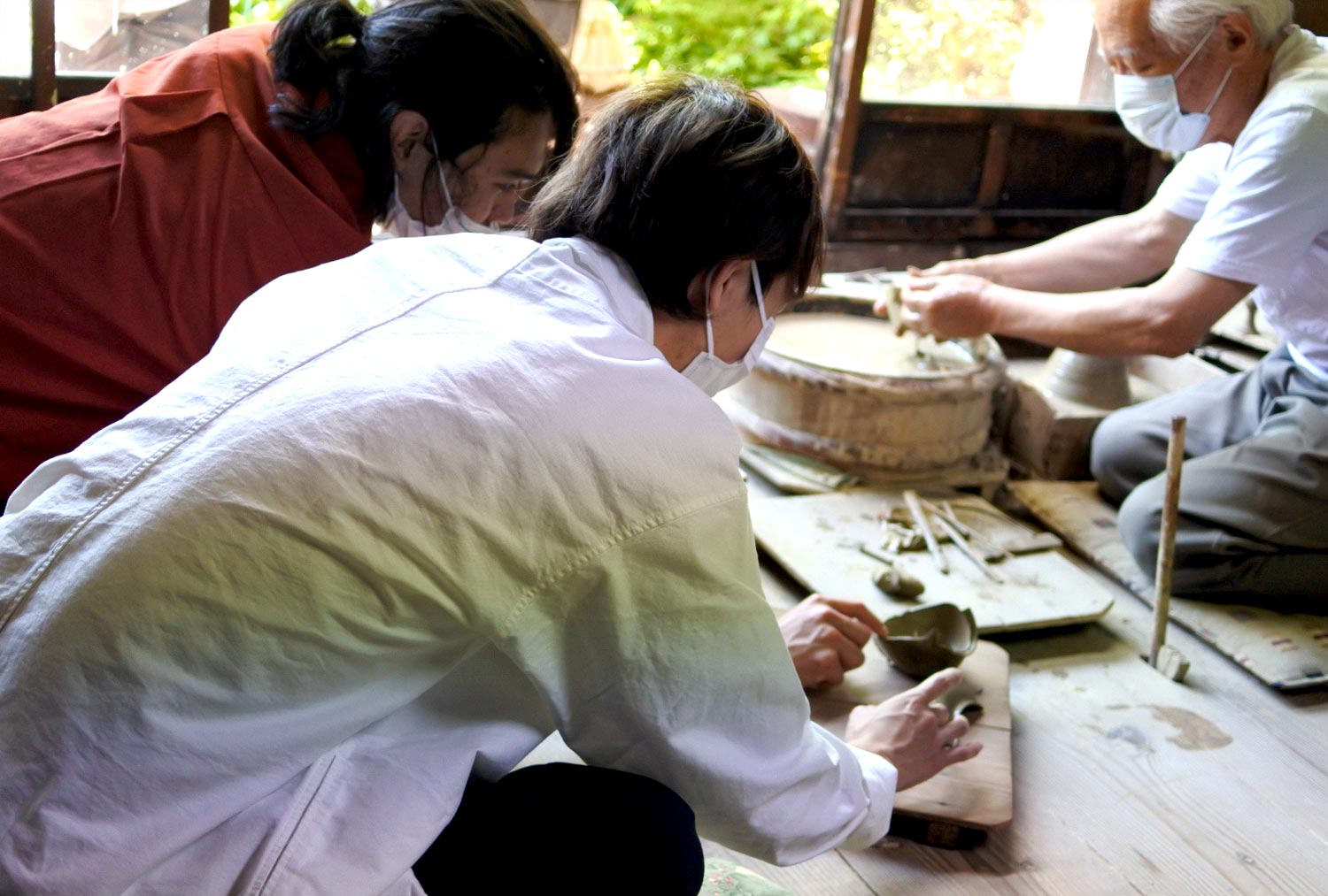 常滑市北条の「北条陶房」を見学。常滑焼伝統工芸士/常滑市無形文化財の清水源二(陶号：北條)さんの手により、土が見る見るうちに急須にかわる。胴の壁の薄さに驚く二人。