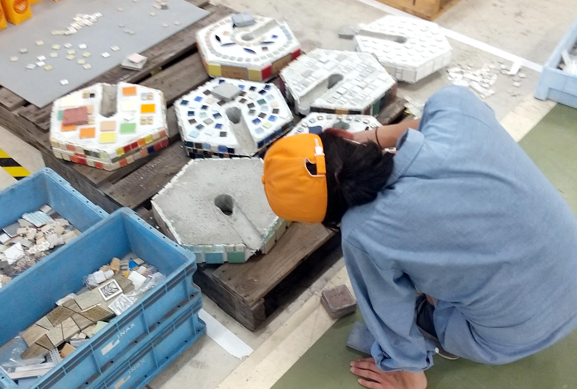 下地にあててみながら、タイルの「仲間」を見つけ出していく。