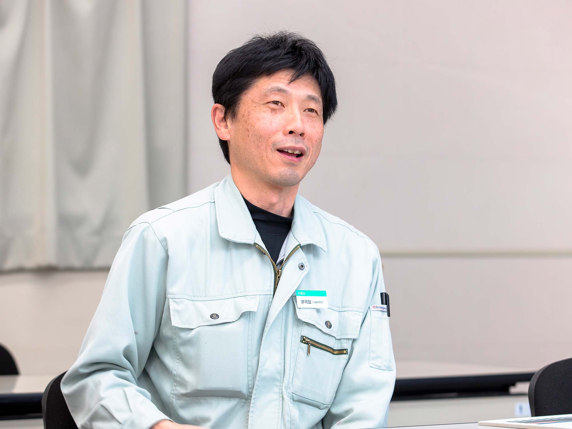 写真08　製造担当　加藤公一（新興窯業）
